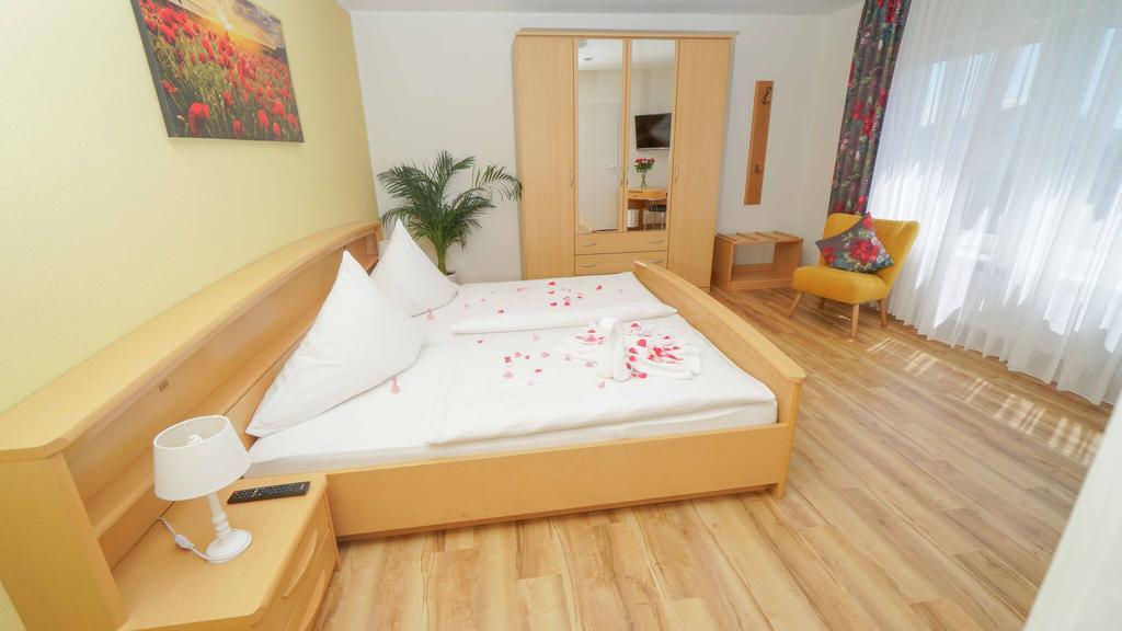Hotel & Restaurant Am Kirschberg أَلتِن بوزك المظهر الخارجي الصورة