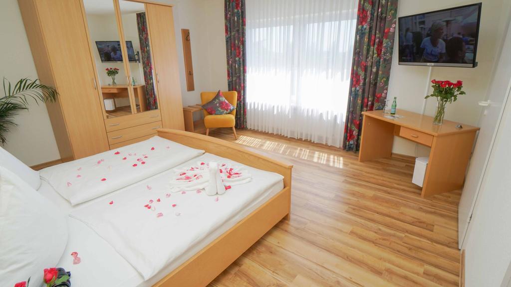 Hotel & Restaurant Am Kirschberg أَلتِن بوزك المظهر الخارجي الصورة